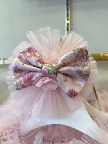 فستان وردي بقطعتين منفصله مع اكسسوار الشعر