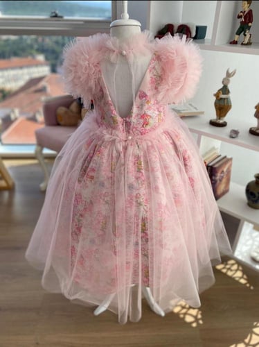 فستان وردي بقطعتين منفصله مع اكسسوار الشعر