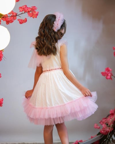 فستان ابيض وردي بفيونكة