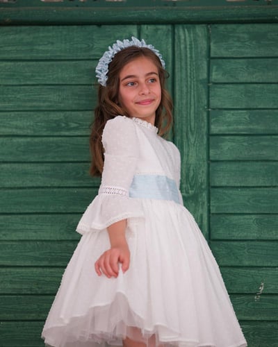 فستان ابيض وسماوي