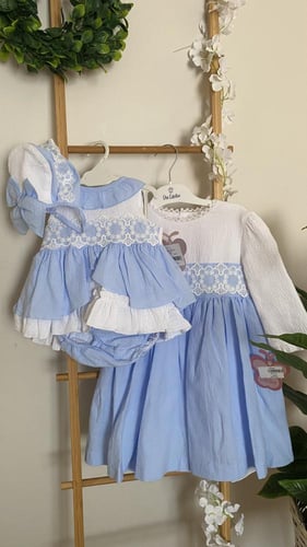 فستان سماوي وابيض