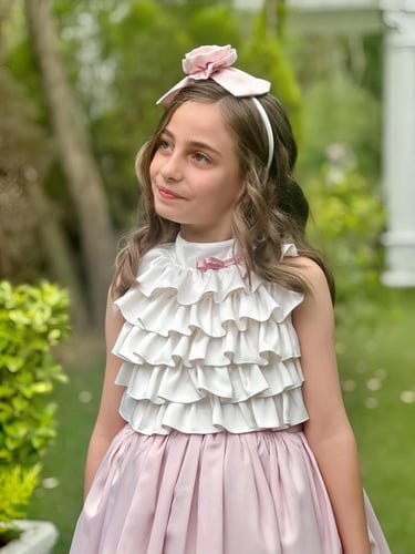 فستان اوف وايت وردي طبقات مع اكسسوار الشعر