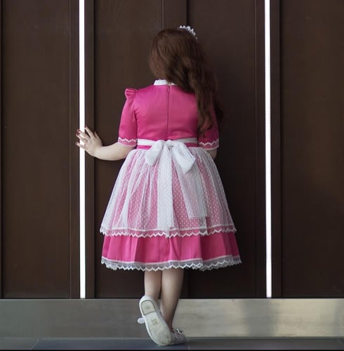 فستان فوشي مع اكسسوار الشعر