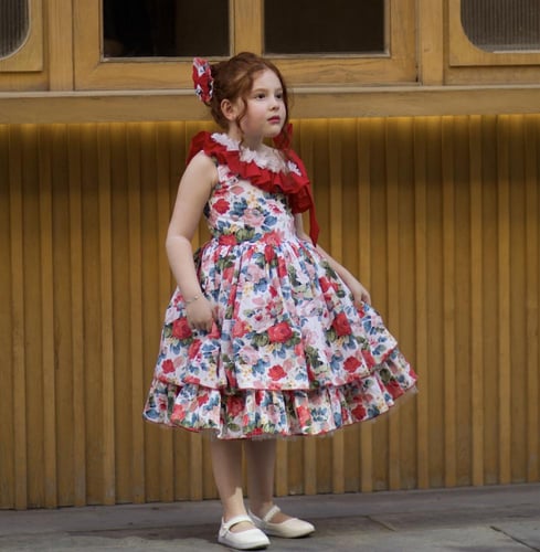 فستان مشجر احمر وابيض مع اكسسوار الشعر