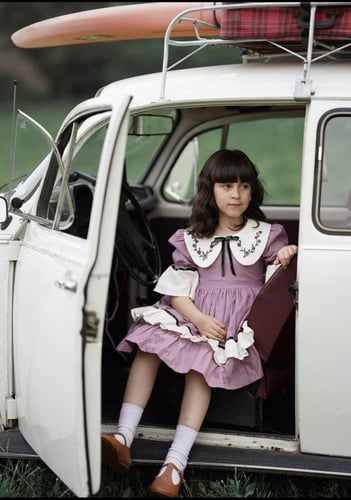 فستان بنفسجي تطريز يدوي مع اكسسوار الشعر