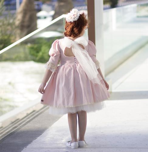 فستان وردي راقي مع اكسسوار الشعر