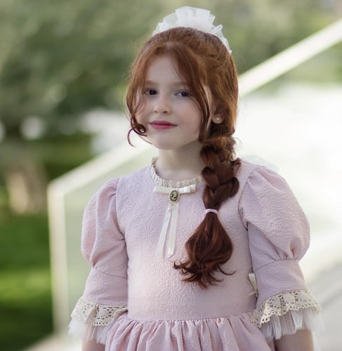 فستان وردي راقي مع اكسسوار الشعر