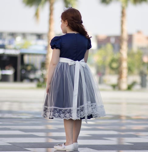 فستان كحلي من قطعتين مع اكسسوار الشعر