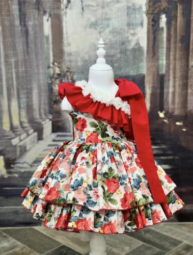 فستان مشجر احمر وابيض مع اكسسوار الشعر