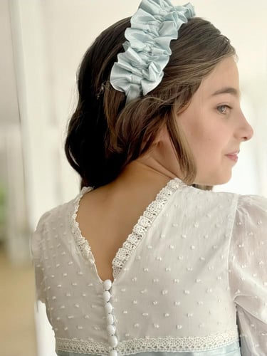 فستان ابيض وسماوي