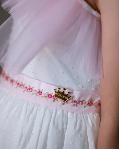 فستان ابيض وردي بفيونكة