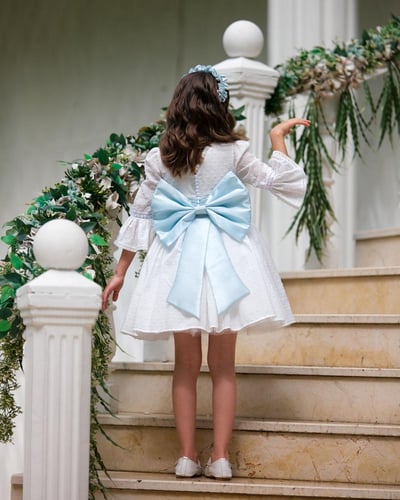 فستان ابيض وسماوي