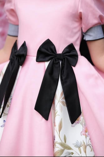 فستان وردي بكسرات