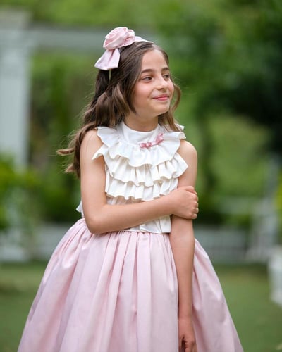 فستان اوف وايت وردي طبقات مع اكسسوار الشعر