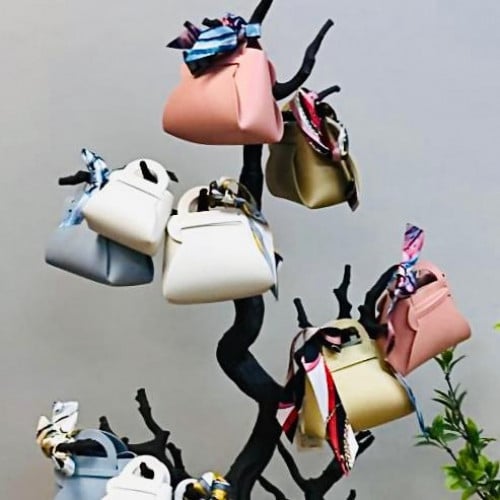 توزيعات جلد بشكل شنطة ذهبي بفولار