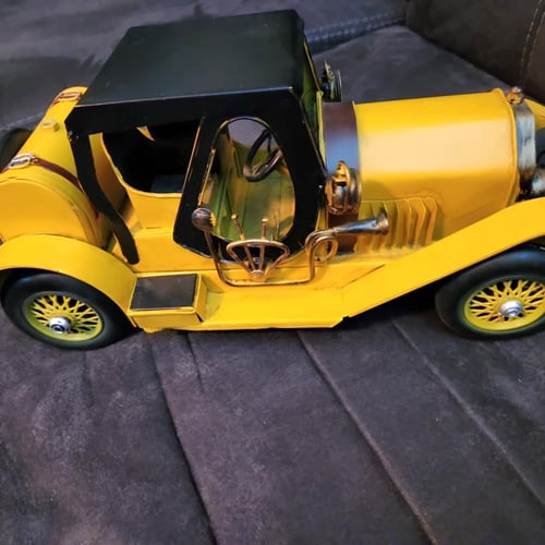 سيارة حديد انتيك اصفر