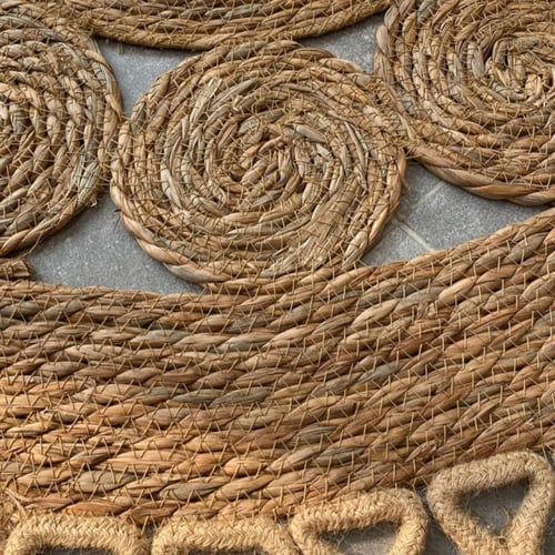 مفرش ارضى دائري مصنوع من مادة القش