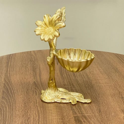 صحن تقديم ذهبي