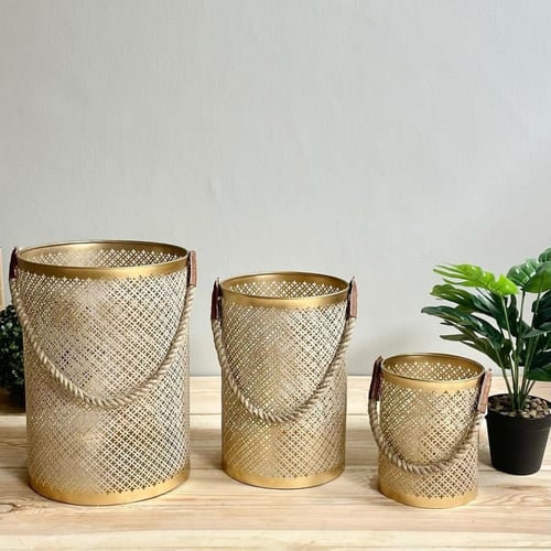 فانوس وسط سطل حديد هندي سكري وذهبي مفرغ بمسكة حبل...