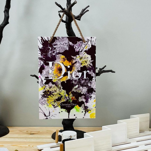 لوحة جدارية خشب لها حبل عريض للتعليق بشعار Dior