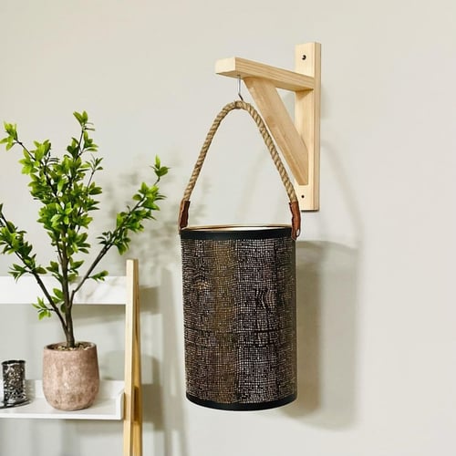 فانوس وسط سطل حديد هندي اسود وذهبي مفرغ بمسكة حبل...