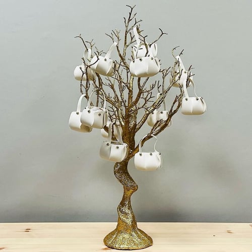 توزيعات جلد بشكل سلة لون اوف وايت سكري فاتح وكبسات...