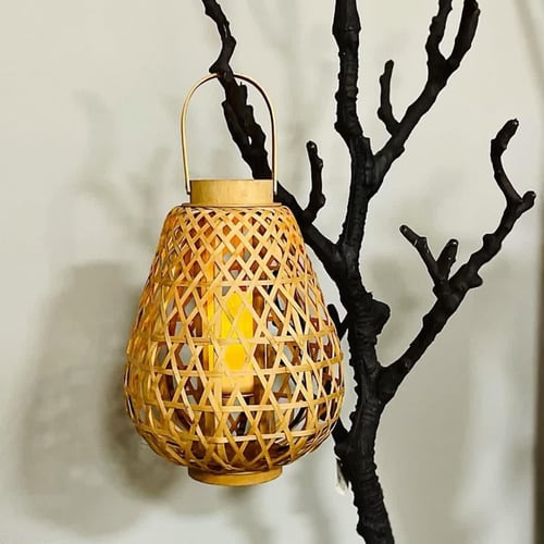 فانوس خشبي كبير مفرغ بمسكة يد خشب