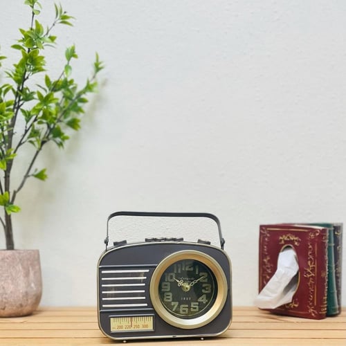 ساعة راديو حديد انتيك رمادي غامق وذهبي بعقارب ذهبي...