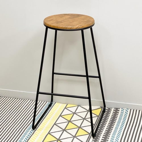 كرسي حديد و خشب مرتفع