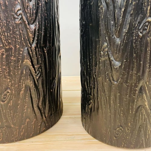 طقم طاولات خدمة وتقديم حديد اسود مع عروق بنيه بدرج...