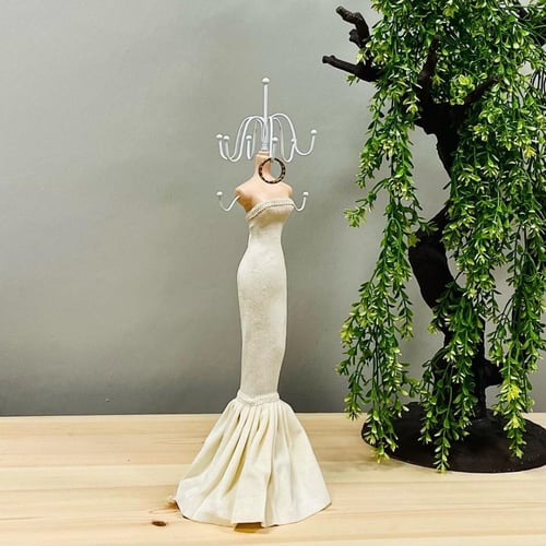 علاقة اكسسورات ومجوهرات بشكل مانيكان او شماعة بفست...