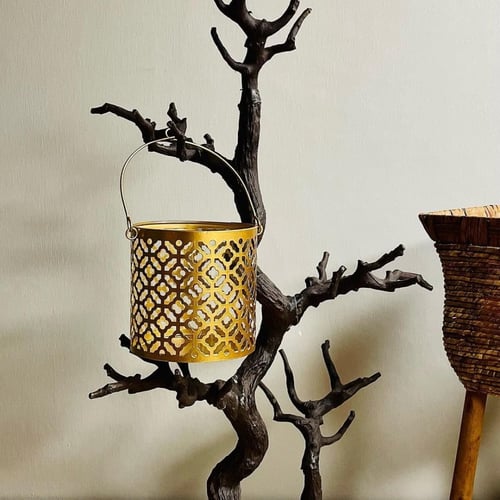 فانوس صغير معدن ذهبي مفرغ بداخله زجاجة للشمعة