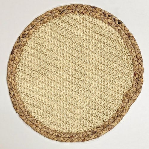مفرش دائري مصنوع من مادة القش