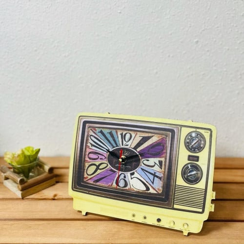 ساعة مكتب خشبية بشكل تلفزيون اصفر تعمل عالبطارية