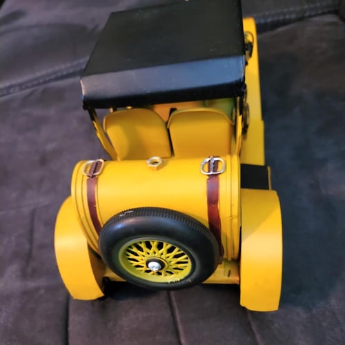 سيارة حديد انتيك اصفر