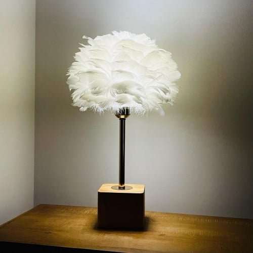 ابجورة ريش ابيض بقاعدة خشبية تعمل على الكهرباء من...