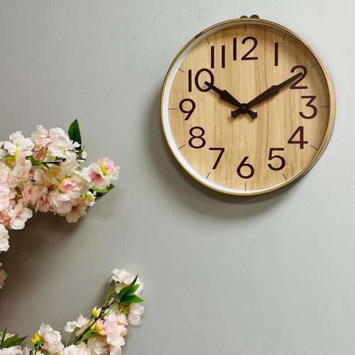 ساعة بلاستيك لون خشبي مخطط دائرية بارضية لونها خشب...