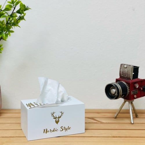 علبة مناديل خشب بيضاء عليها ريشه ذهبيه