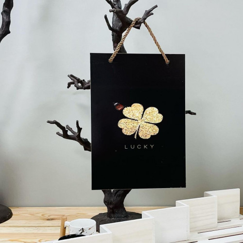 لوحة جدارية خشب لها حبل عريض للتعليق بشعار LUCKY ب...