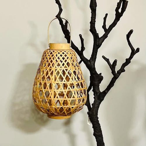 فانوس خشبي كبير مفرغ بمسكة يد خشب