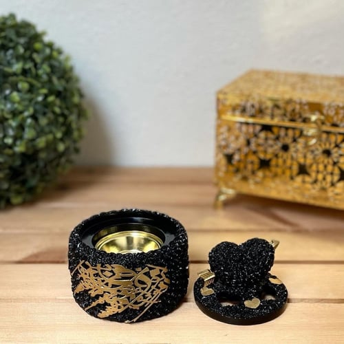 مبخرة سيراميك بنقش ورد اسود مزخرفة بالذهبي عليها ق...