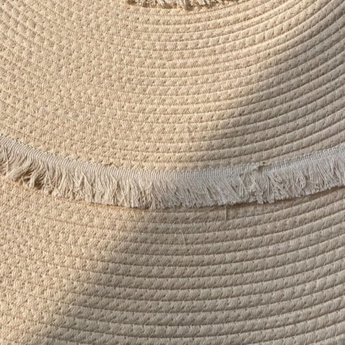 مفرش ارضى دائري مصنوع من مادة القش