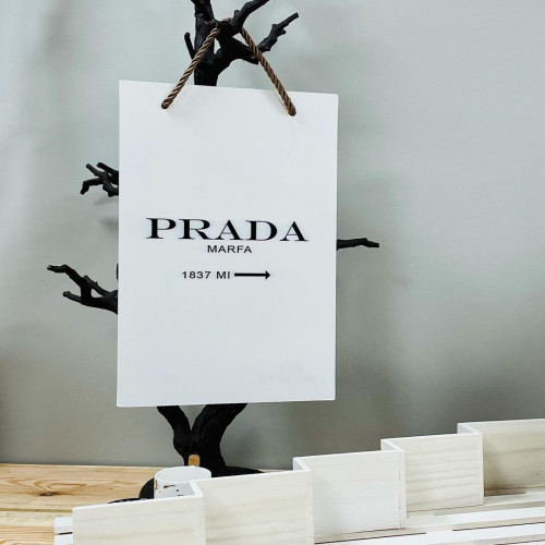 لوحة جدارية خشب لها حبل عريض للتعليق بشعار PRADA ب...