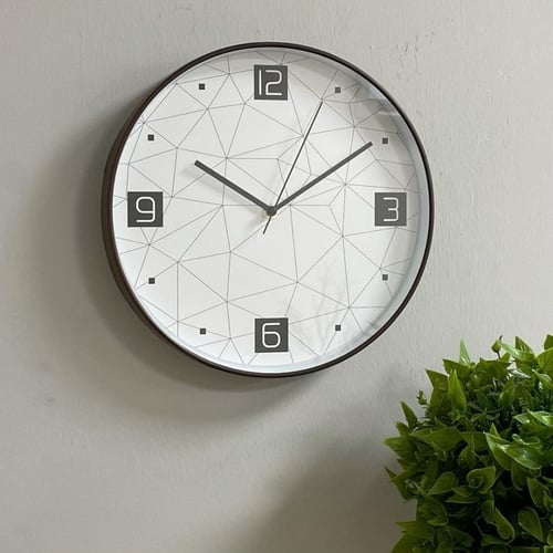 ساعة بلاستيك بني مخطط دائرية بارقام سودا بارضية بي...