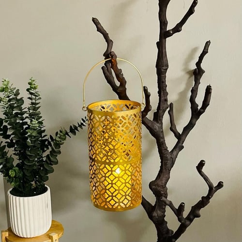 فانوس كبير معدن ذهبي مفرغ بداخله زجاجة كبيرة للشمع...