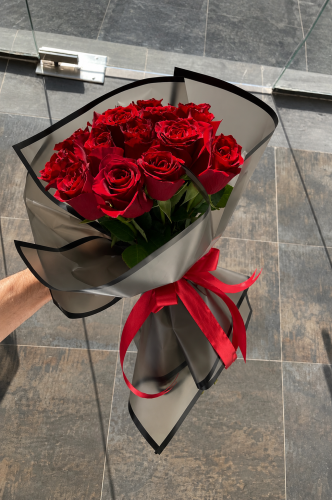 بوكيه ورد أحمر بتغليف أسود