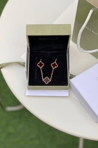 سلسال فان كليف الاحمر وردات