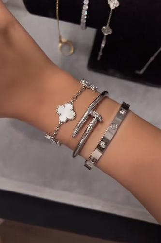 عرض ٣ اساور