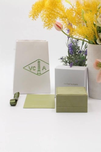 سلسال فان كليف الاحمر وردات