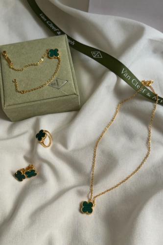 طقم فان كليف الاخضر